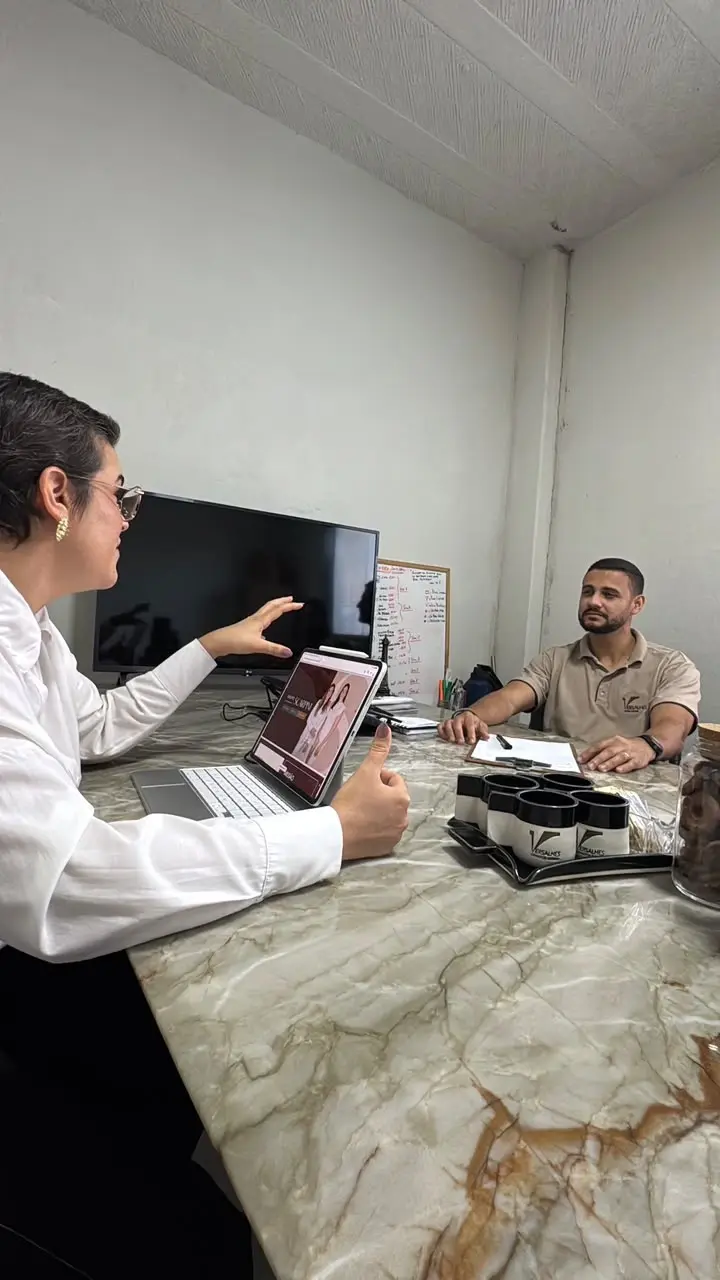 Livia Scarpini com Cliente